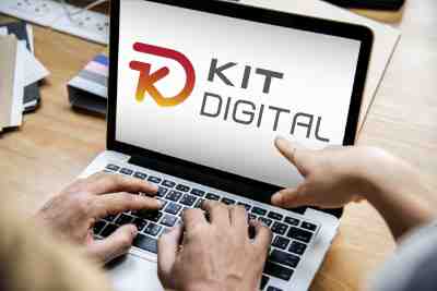 pantalla de ordenador portátil mostrándo el logotipo Kit DIgital